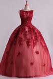 2024 Sexy col haut A-ligne robe de bal balayage train avec des perles et appliques Bourgogne