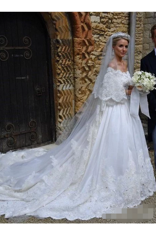 Une ligne mi-manches robes de mariée en satin ivoire avec train cathédrale robes de mariée en dentelle royale
