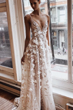 Une longue robe de mariée applique floral avec illusion col v