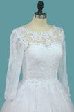 2024 A Line Tulle Bateau manches 3/4 robes de mariée avec train de balayage Applique