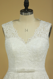 2024 Bouton Plus Size V-Neck robes de mariée A-ligne de train tribunal Tulle Avec Applique &amp; Ceinture couvert