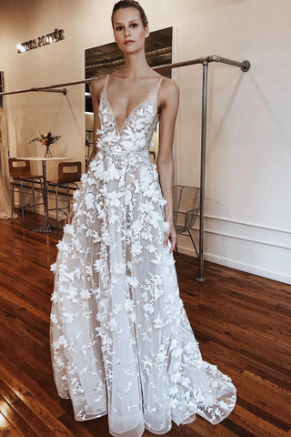 Une longue robe de mariée applique floral avec illusion col v