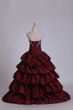 2024 robe de bal sweetheart Quinceanera robes en taffetas avec broderie Bordeaux / Marron