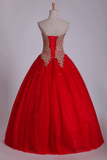 2022 sweetheart robes de Quinceanera robe de bal en tulle avec des perles &amp; Applique Longueur étage Rouge