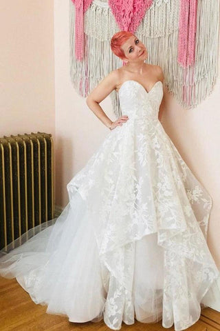 Une ligne de balayage sweetheart train robe de mariée avec des applications de dentelle