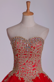 2022 sweetheart robes de Quinceanera robe de bal en tulle avec des perles &amp; Applique Longueur étage Rouge