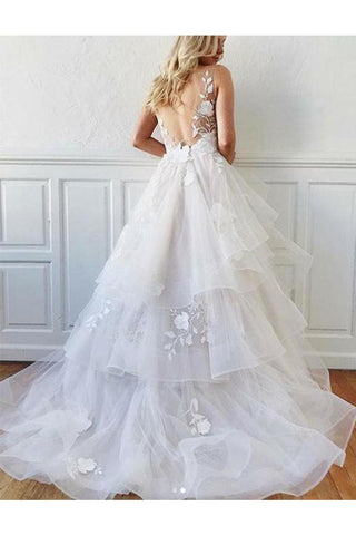 Une ligne de v-cou balayage train robe de mariée avec des applications